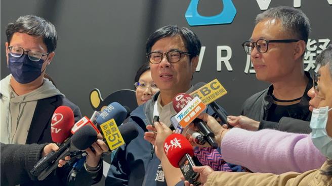 面对《财划法》修法三读通过，高雄市长陈其迈今（23）日两度亲上火线说明。（柯宗纬摄）