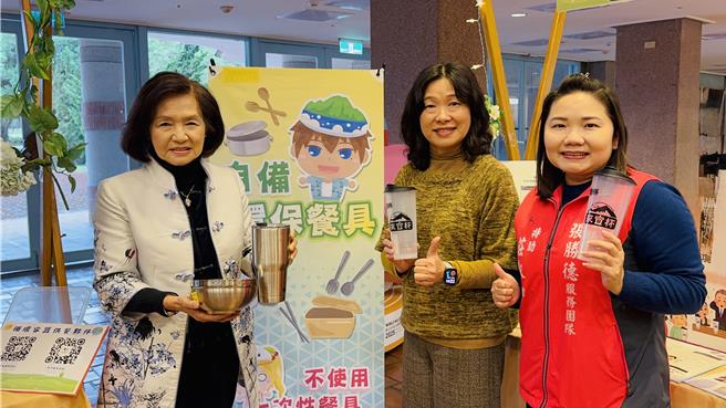 宜兰县政府23日举行「宜起响应一次用产品减量记者会」，邀请县内提供可循环容器的餐饮业者与机关单位代表出席，由县长林姿妙（左）颁发感谢状。（吴佩蓉摄）