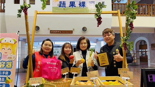 宜兰县长林姿妙（右二）活动现场担任起蔬果裸卖的老板娘。（吴佩蓉摄）