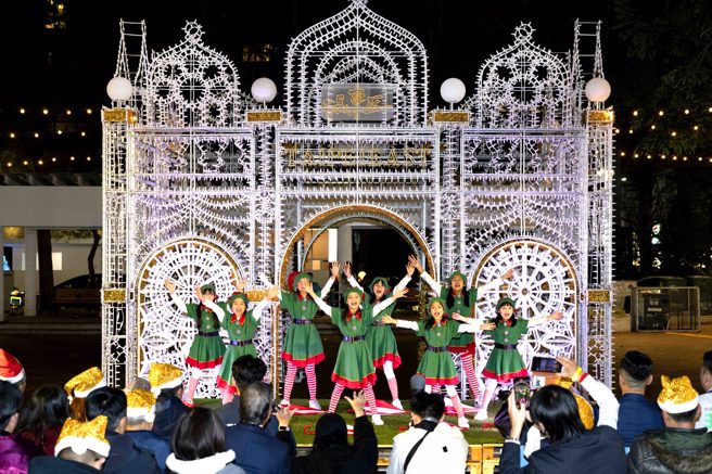 2024年台北东区商圈以「闪耀金晚」为主题，共有六大区灯饰艺术，点灯与市集将持续到2025年2月16日。(图/永庆房屋提供)