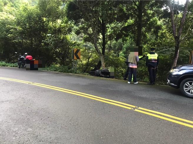 32岁杨姓男子不愿照顾73岁年迈老父，强推下山坡，发现父亲卡在树丛，又强拖到溪流，强押头入水里导致老父溺毙亡。(翻摄照片／蔡依珍桃园传真)