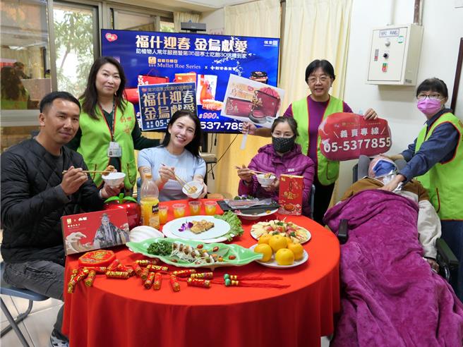 創世基金會雲林縣斗六分院23日舉辦「金烏獻愛」活動，由烏魚子達人曾家佑（左一）義賣烏魚子、知名餐飲業主理人Veeda（左三）展現烏魚子創意料理，幫助植物人籌募安養經費。（張朝欣攝）