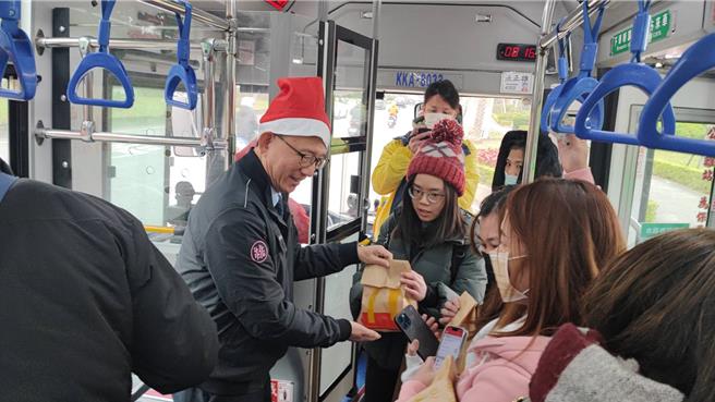 今年大坪顶环状线公车载客量成长20％，副市长王明鉅23日特别在耶诞前夕到A7站发早餐给搭公车转乘机捷的旅客，鼓励多搭乘大眾运输，节能减碳。（蔡依珍摄）