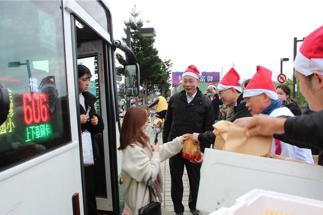 今年大坪顶环状线公车载客量成长20％，副市长王明鉅23日特别在耶诞前夕到A7站发早餐给搭公车转乘机捷的旅客，鼓励多搭乘大眾运输，节能减碳。（蔡依珍摄）