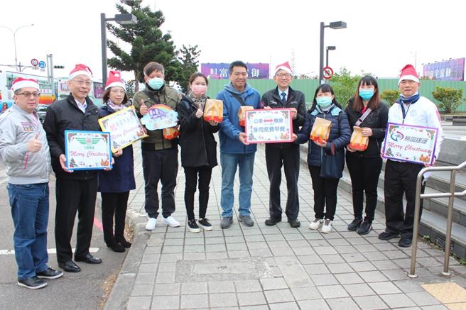 今年大坪顶环状线公车载客量成长20％，副市长王明鉅23日特别在耶诞前夕到A7站发早餐给搭公车转乘机捷的旅客，鼓励多搭乘大眾运输，节能减碳。（蔡依珍摄）