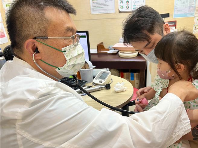 小兒科醫師施勝桓指出，近日病毒肆虐，家戶傳染嚴重，經常一家多口人同時生病。（馮惠宜攝）