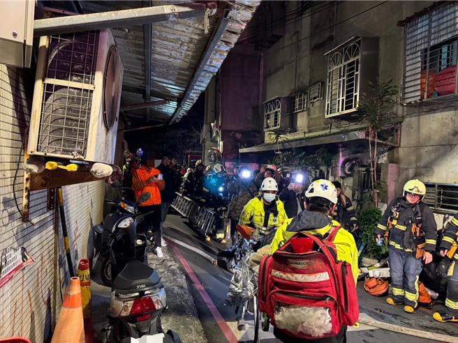 板桥三民路二段巷内凌晨发生公寓火警。（新北市消防局提供）