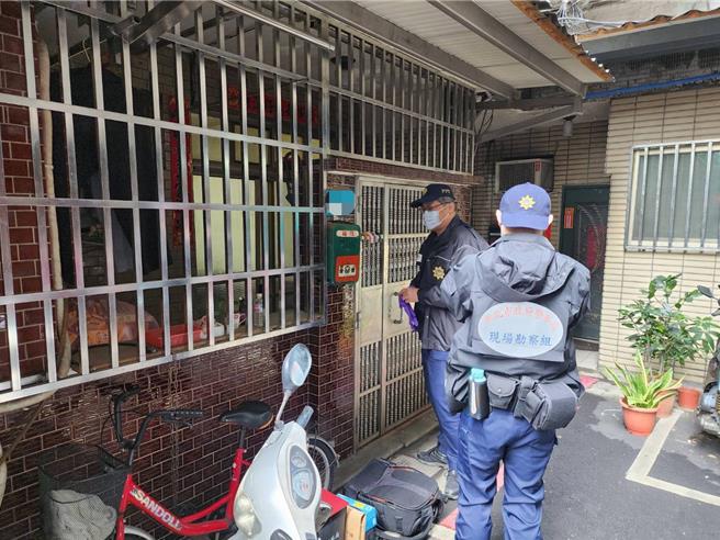 警方及消防鑑识人员回到火场勘验。（警方提供）