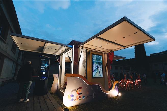 E-Cube是一座约一坪大小的可移动彩绘小屋，头顶太阳能板，内部配备高效储能设备。(嘉义市政府提供／吕妍庭嘉义传真)
