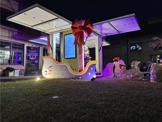 配合开嘉市集，E-Cube亮相特别融入粉红圣诞主题装饰，增添节日气氛。(嘉义市政府提供／吕妍庭嘉义传真)