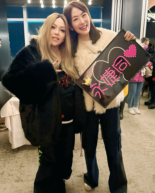 贾永婕晒出和张惠妹头靠头合照。（图／翻摄自贾永婕的跑跳人生 脸书）