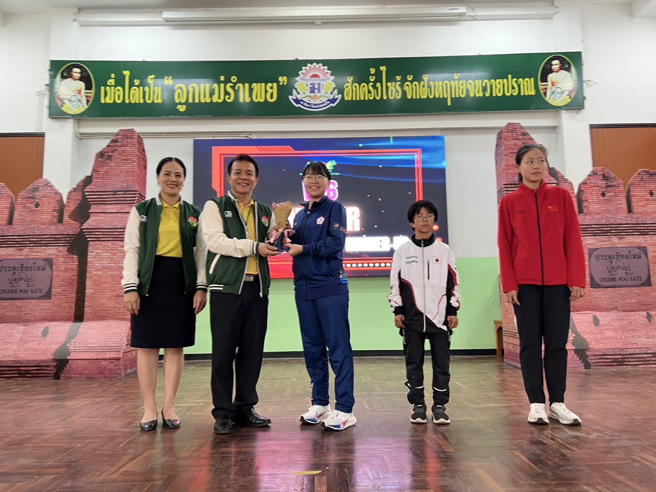 16岁小将杨琳晏（中）在2024亚洲定向越野锦标赛暨亚洲青年与青少年锦标赛，于中距离赛为中华队拿下铜牌，也是团队本届赛事首面奖牌。（定向越野协会提供）