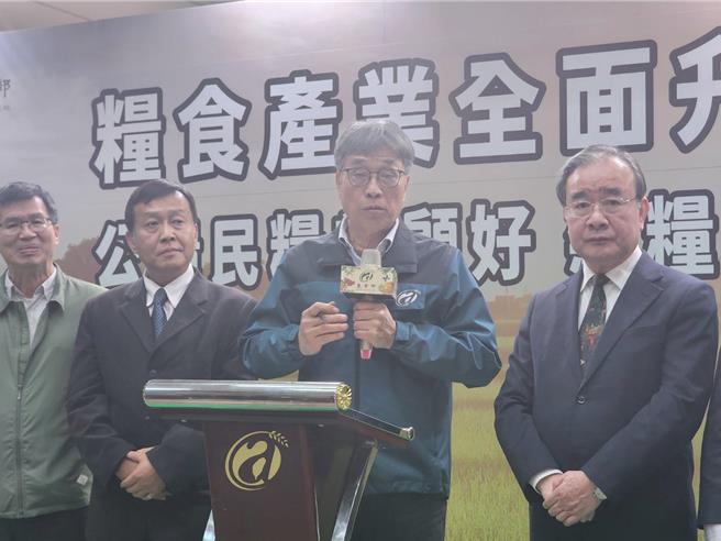 农业部长陈骏季表示，会尽可能向立委说明。（黄敬文摄）