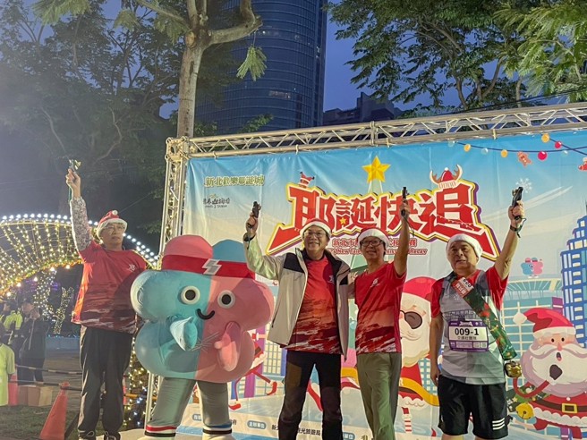 新北耶诞马拉松接力赛于12月22日凌晨6点半，在副市长刘和然（中）与市府团队鸣枪后，顺利展开。（图/新北市政府提供）