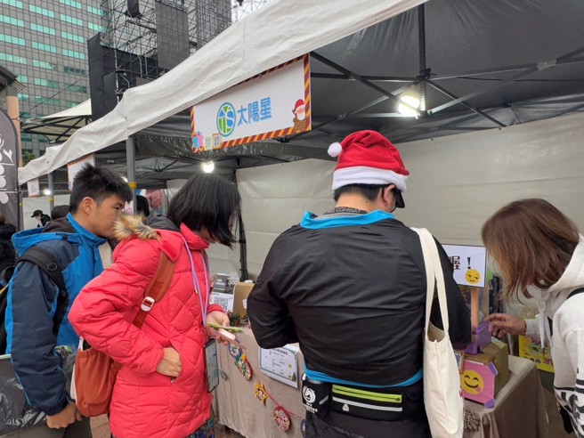 太阳星克菲尔在新北市民广场设置健康小站，以趣味游戏与民眾互动，赠送免费的益生菌产品。（图/太阳星提供）