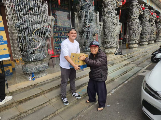 热心公益的企业家锺文智，在屏东发起捐赠爱心物资活动。(戴志扬翻摄)