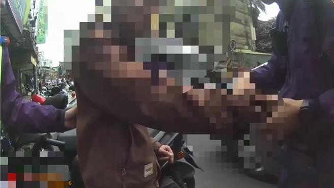 一名男子疑因思覺失調症發作，在蘆洲街上隨機攻擊路人。警方接獲報案後到場處理。（蘆洲警分局提供）