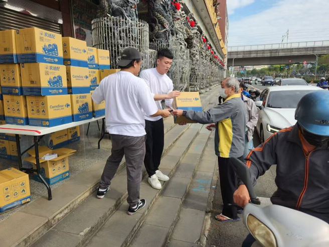 企业家锺文智在屏东发起捐赠爱心物资活动，总共有1216户来领取爱心物资。(戴志扬翻摄)
