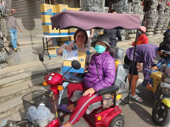 不少里民都在早上9点一开放领物资就纷纷前往排队凭单领取。(戴志扬翻摄)
