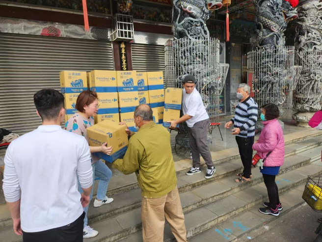 不少里民都在早上9点一开放领物资就纷纷前往排队凭单领取。(戴志扬翻摄)