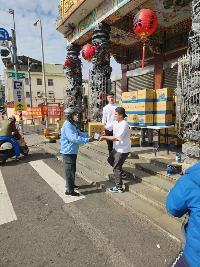 不少里民都在早上9点一开放领物资就纷纷前往排队凭单领取。(戴志扬翻摄)