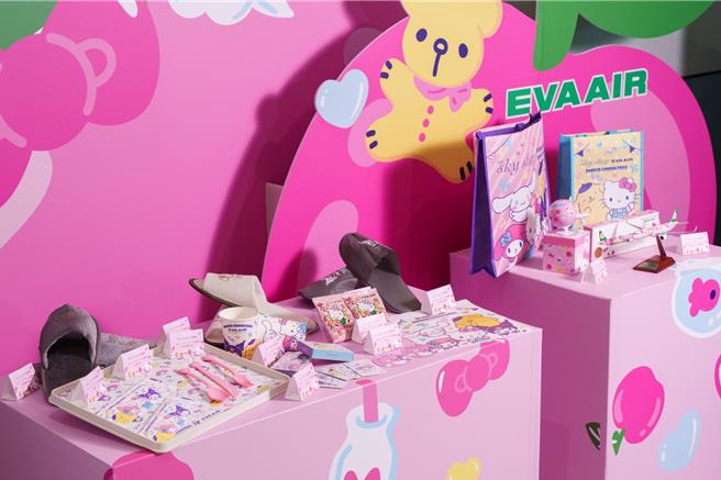 长荣航空明年1月22日至2月28日将以Hello Kitty粉萌机飞航高雄-香港航线，客舱内的头垫纸、餐具、杯垫、湿纸巾等备品也搭配许多可爱的三丽鸥元素。（长荣航空提供／蔡明亘台北传真）