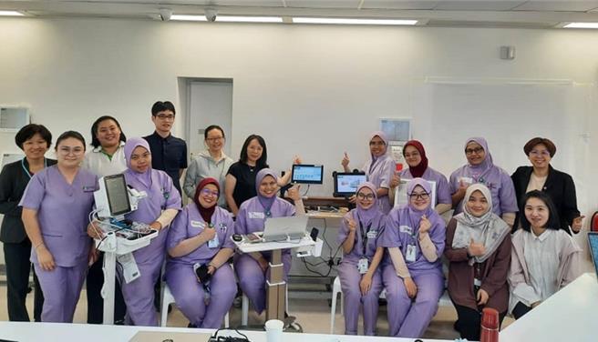 马来西亚仁爱医院当地护理师表示，智慧病房系统有效减轻工作压力，能提供病患更好的照护。(联新国际医院提供／吕筱蝉桃园传真)