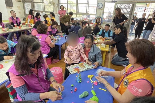 伊甸基金會東港早療中心慢飛天使手作聖誕樹，度過一個暖心聖誕。（伊甸基金會提供／羅琦文屏東傳真）