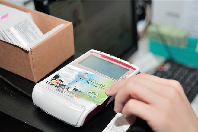 屏东县社福卡明年起开放二次以上申办的民眾，可到各乡镇公所临柜办理，现场取卡。（屏东县政府提供／罗琦文屏东传真）