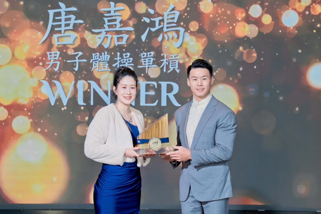 体操选手唐嘉鸿（右）领取王杨娇体育赛事创纪录奖。（公益信托王杨娇信望爱基金提供）