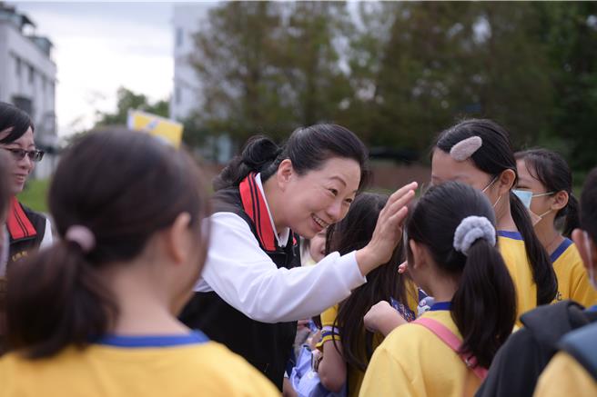 行政院日前宣布「班班喝鲜乳」政策将于下学期停办，花莲县长徐榛蔚今天提出3项建议，建请中央延续实施。（花莲县政府提供／罗亦晽花莲传真）