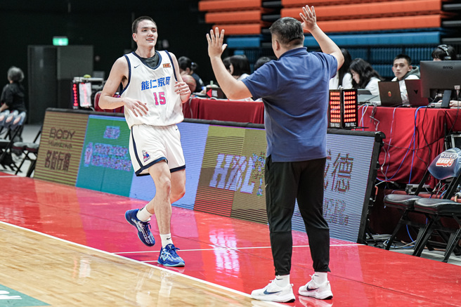 能仁家商傅隽尧（左）单场贡献16分、13篮板。（高中体总提供）