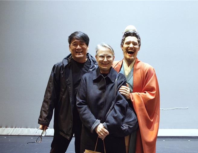 周华健夫妇到后台鼓励儿子周厚安。（全民大剧团提供）