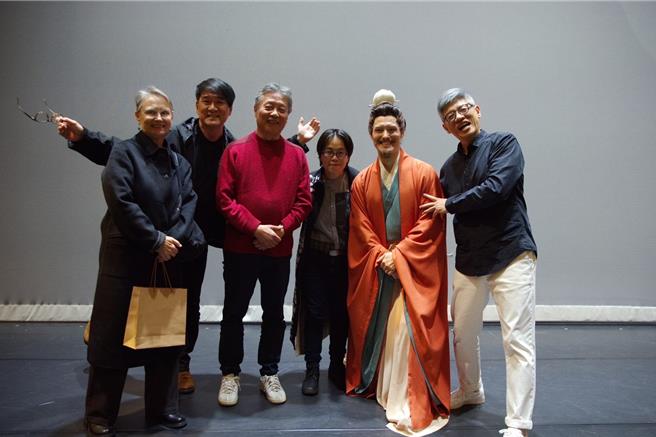 周华健夫妇与张大春到演出后台鼓励周厚安及编导谢念祖。（全民大剧团提供）