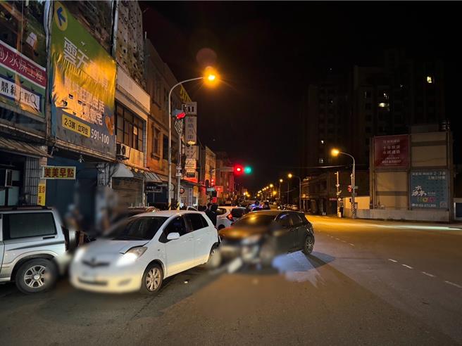 2024年12月23日苗栗县／苗栗县头份市中正一路23日晚上23时发生一起行车纠纷，曾男与范男发生争执并在追逐过程中发生事故，曾男朋友锺男驾车前来关心时，不慎再撞上范男的车辆。（读者提供／吕丽甄苗栗传真）