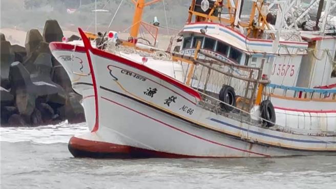 漁發66號卡在船道上。（讀者提供）