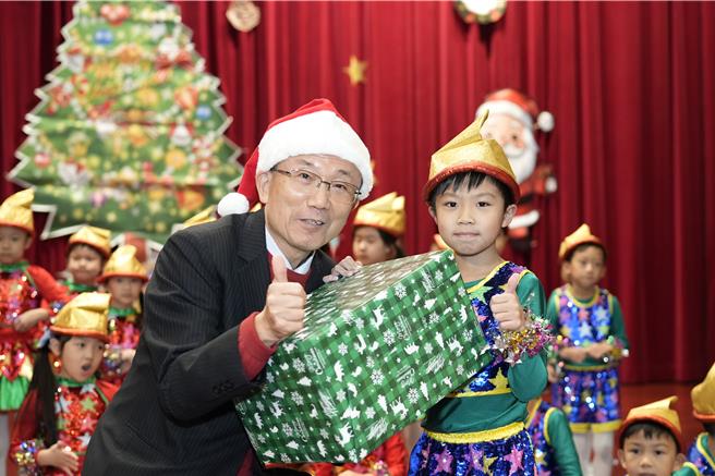 新兴国际中小学庆祝圣诞节，传达感恩与祝福，家长收感恩卡感动不已。(校方提供／蔡依珍桃园传真)
