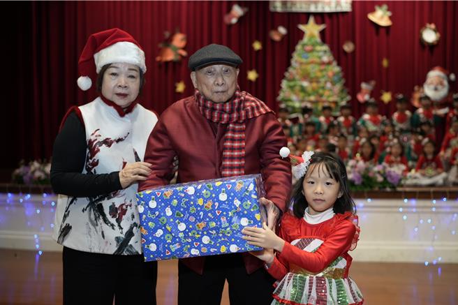 新兴国际中小学庆祝圣诞节，传达感恩与祝福，家长收感恩卡感动不已。(校方提供／蔡依珍桃园传真)
