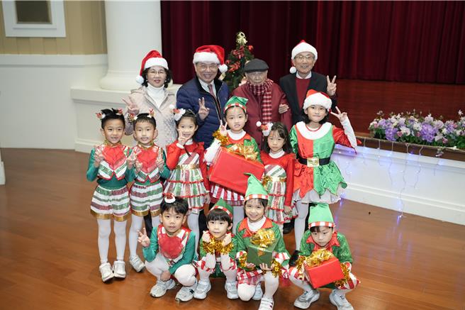 新兴国际中小学庆祝圣诞节，传达感恩与祝福，家长收感恩卡感动不已。(校方提供／蔡依珍桃园传真)