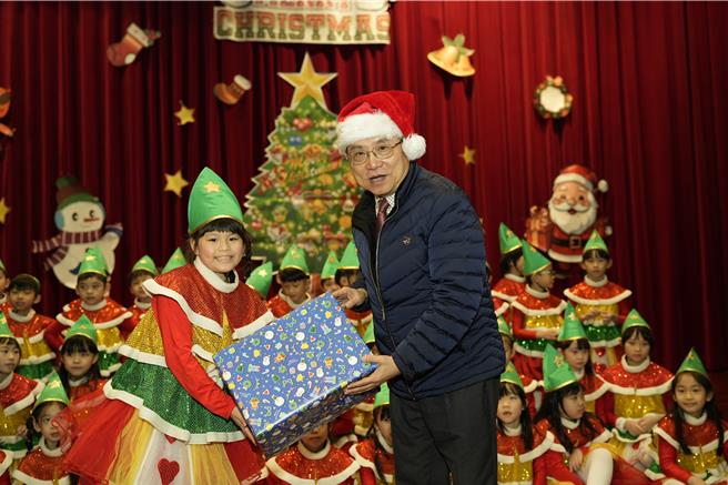 新兴国际中小学庆祝圣诞节，传达感恩与祝福，家长收感恩卡感动不已。(校方提供／蔡依珍桃园传真)