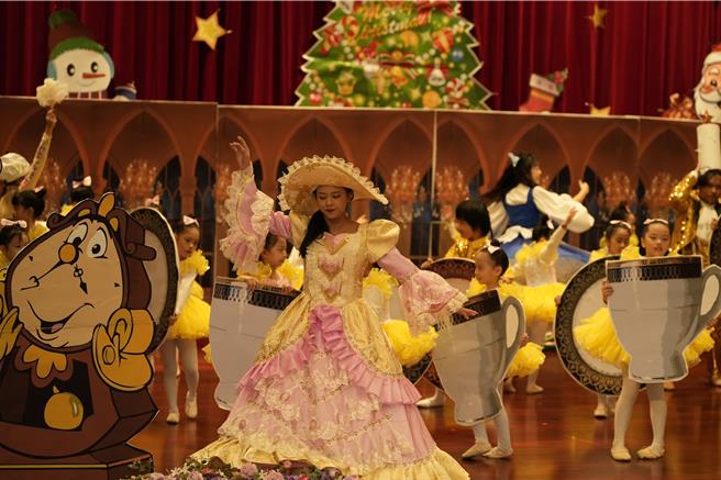 新兴国际中小学庆祝圣诞节，传达感恩与祝福，家长收感恩卡感动不已。(校方提供／蔡依珍桃园传真)