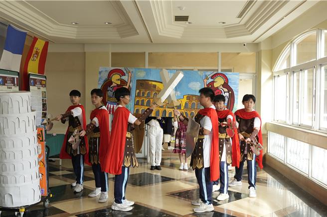 新兴国际中小学庆祝圣诞节，传达感恩与祝福，家长收感恩卡感动不已。(校方提供／蔡依珍桃园传真)