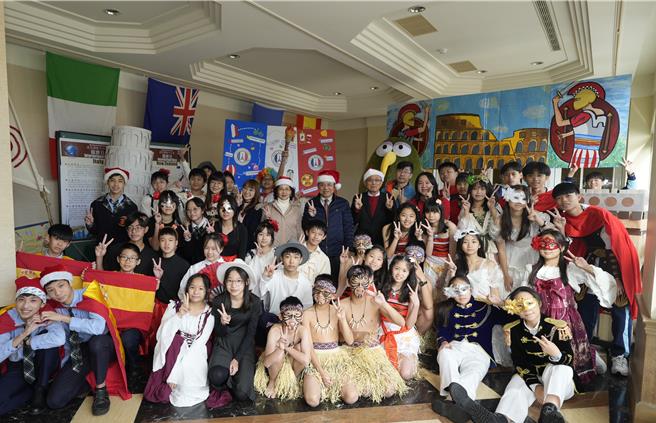 新兴国际中小学庆祝圣诞节，传达感恩与祝福，家长收感恩卡感动不已。(校方提供／蔡依珍桃园传真)