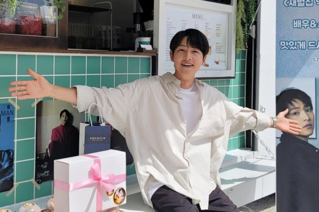 宋仲基秀出女儿照片给记者看。（图／翻摄自hi_songjoongki IG）