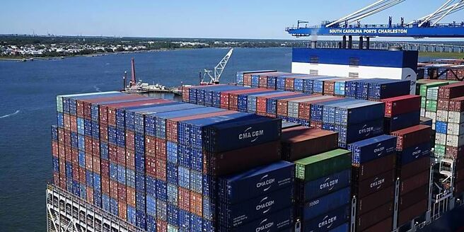 惠誉预估2025年货柜运输量将成长3％，但供应增长约5％、超过需求增速。图／本报资料照片