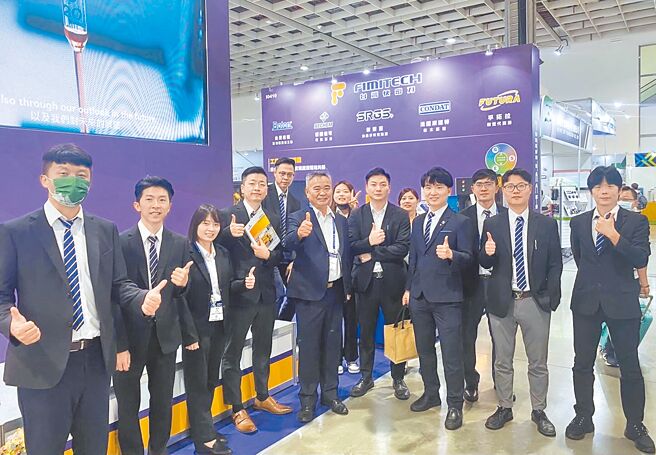 台灣快密刀董事長葉本源（前排左五）、執行長葉子儀（前排右三）與專業的行銷服務團隊在展覽會場合影。圖／業者提供