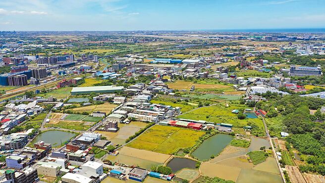 連姓及黃姓男子2023年8度操作無人機闖入桃園機場禁航區遭起訴，但桃園地院法官認為未達強暴、脅迫危害飛航安全，僅構成行政罰，判2人無罪。（警方提供／蔡依珍桃園傳真）