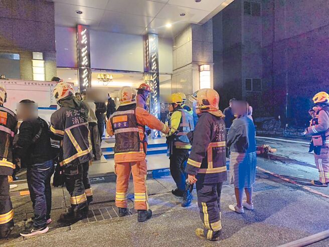 新北市中和区和城路某商旅22日凌晨发生火警，消防局获报立即派遣人车到场抢救，现场引导救出7人、疏散37人。（新北市消防局提供／王扬杰新北传真）