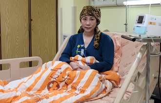 作家小彤挺过12次化疗 突曝父亲死讯心碎发声：天崩地裂