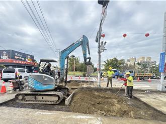 疑自來水管漏水釀禍 豐原大道驚見3米大坑洞